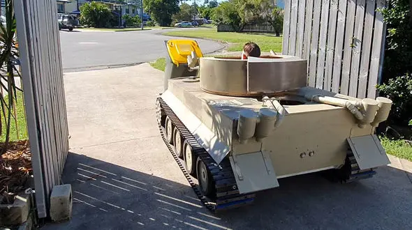 روشی متفاوت برای بیرون بردن زباله‌ها در ایام کرونایی! + فیلم