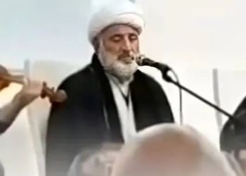 فیلم / مات و مبهوت شدن از آواز جگرسوز یک روحانی با ساز  ویولن ! / چه صدای پر قدرتی !
