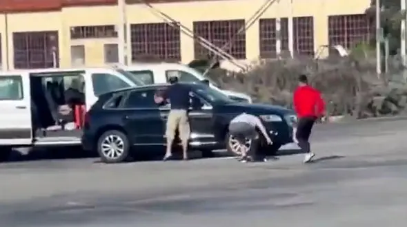 فیلم سرقت  وحشتناک خودرو شاسی بلند در روز روشن / صاحب ماشین از خودرویش آویزان بود 