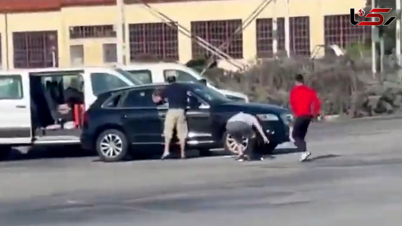 فیلم سرقت  وحشتناک خودرو شاسی بلند در روز روشن / صاحب ماشین از خودرویش آویزان بود 