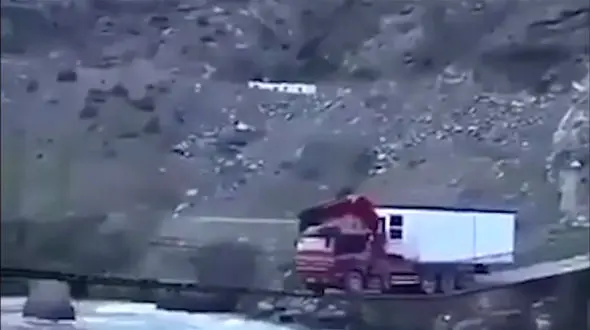 فیلم عبور حرفه‌ای و فوق العاده خطرناک راننده تریلی از روی یک پل خطرناک / شوکه می شوید