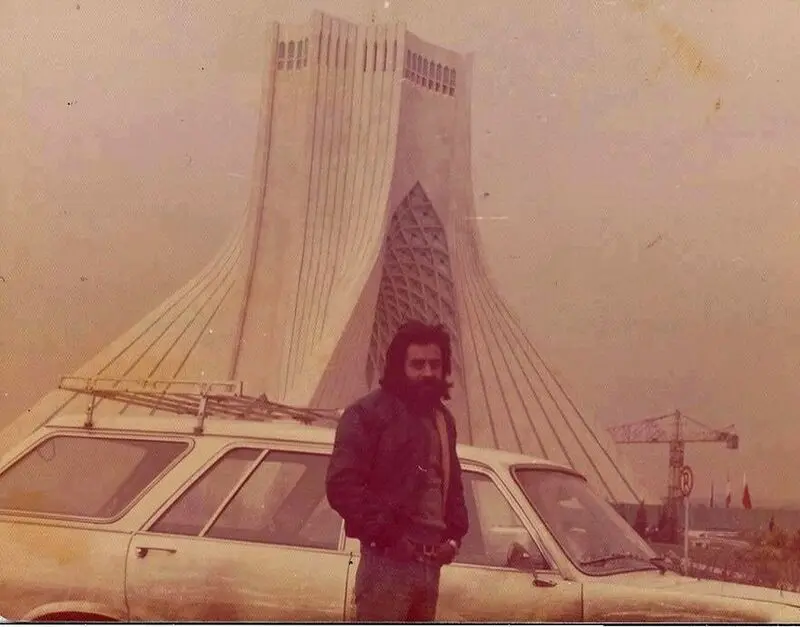 دهه 60؛ عکس خسرو شکیبایی در کنار میدان آزادی (+عکس)