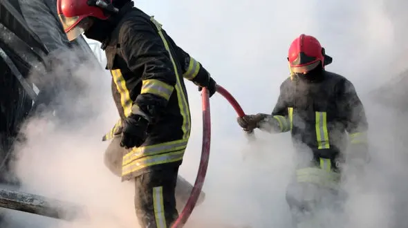 آتش سوزی سنگین کارخانه تولید محصولات شوینده در اطراف مشهد مهار شد + عکس
