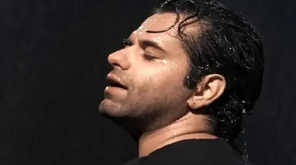 فیلم آوازخوانی احساسی و باشکوه رضا بهرام / تو بارون خیس و آب چکیده با اشک میخونه حالش جنون داره