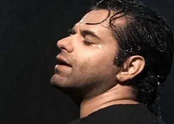 فیلم آوازخوانی احساسی و باشکوه رضا بهرام / تو بارون خیس و آب چکیده با اشک میخونه حالش جنون داره