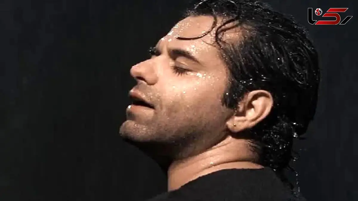 فیلم آوازخوانی احساسی و باشکوه رضا بهرام / تو بارون خیس و آب چکیده با اشک میخونه حالش جنون داره