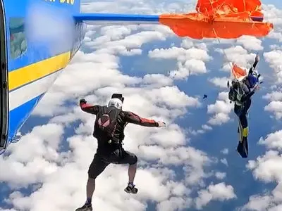 فیلم لحظه گیر کردن چتر اضطراری چترباز استرالیایی به دُم هواپیما