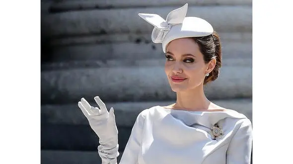 پوشش سلطنتی و دیده نشده آنجلینا جولی +عکس ها