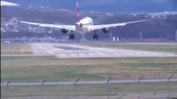 فیلم زمینگیر شدن هواپیمای مسافربری در باد شدید