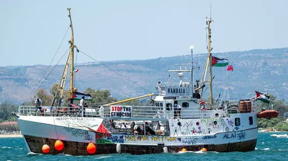 کشتی حنظله به ۷۲ مایلی غزه رسید / اسرائیل سرنشینان کشتی حنظله را تهدید کرد