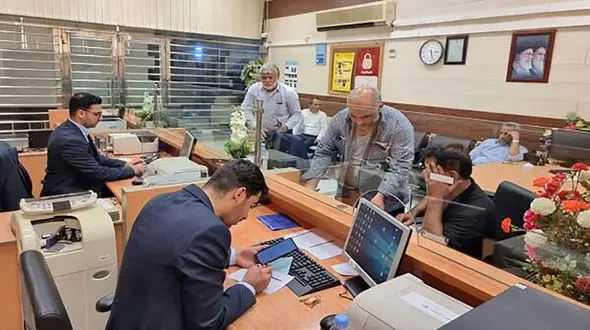 اخراج مدیر یک بانک در قم به خاطر ارائه خدمات به زن بی‌حجاب 