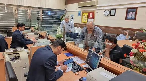 اخراج مدیر یک بانک در قم به خاطر ارائه خدمات به زن بی‌حجاب 