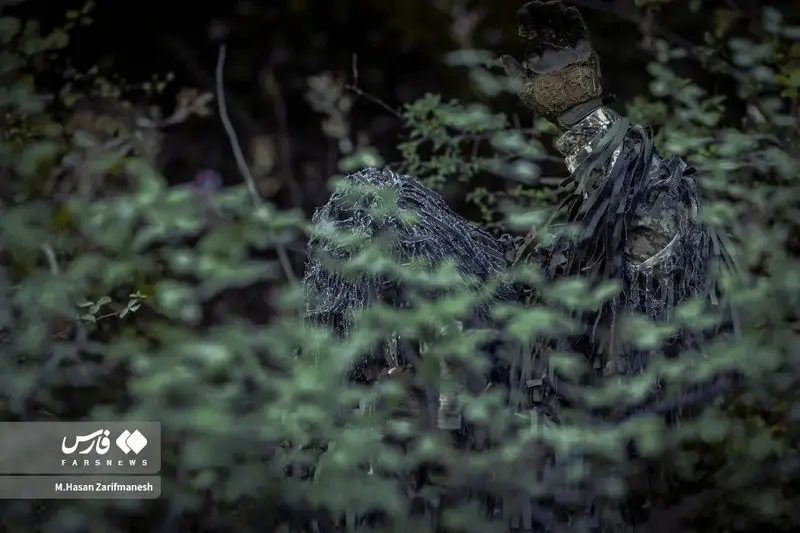 تمرین و آموزش های تخصصی رزم در جنگل توسط بسیجیان یگان ویژه فاتحین تهران بزرگ در جنگل‌های شمال کشور