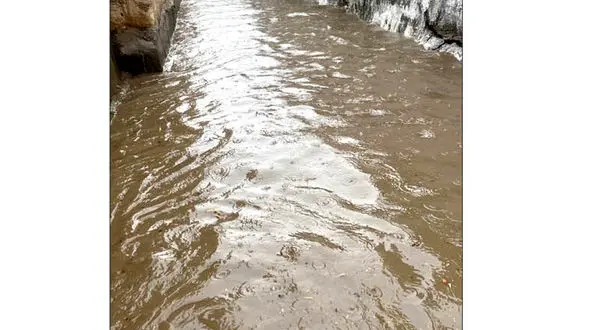 فیلم تلخ از لحظه غرق شدن جوانی در سیل زاهدان / آب او را در مقابل چشم همه برد 