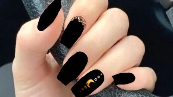 دیزاین‌ های شیک برای ناخن مشکی؛ از طرح‌ های ساده تا طراحی‌ های گلام