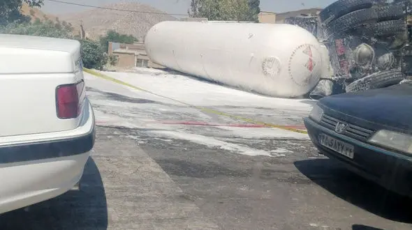  واژگونی خودرو حامل سوخت در چوار + عکس