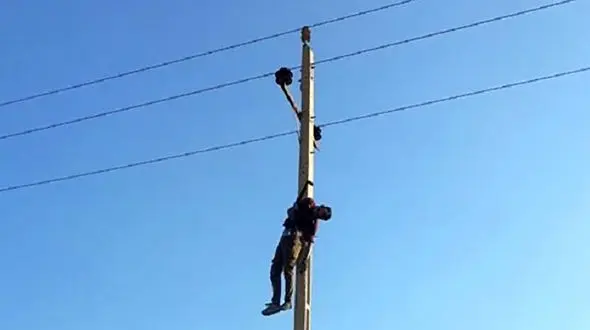 فیلم صحنه مرگ فجیع مردی بر دیوار/ گیر کردن به سیم‌های برق و آتش‌ گرفتن جسد