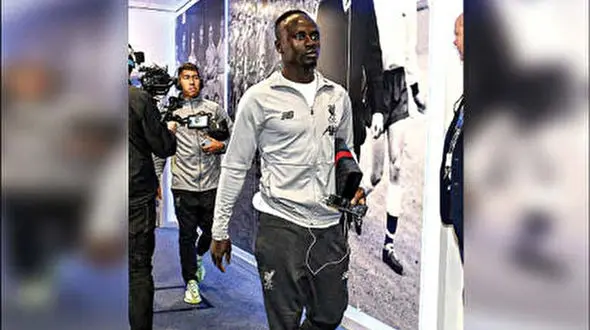 گوشی شکسته بازیکن میلیاردر لیورپول جنجالی شد + عکس