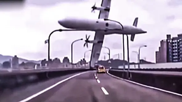 عبور نفس گیر یک هواپیمای در حال سقوط از بزرگراه + فیلم باورنکردنی