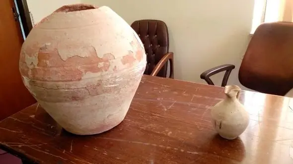 زن جیرفتی 2 شی تاریخی به میراث فرهنگی کرمان اهدا کرد