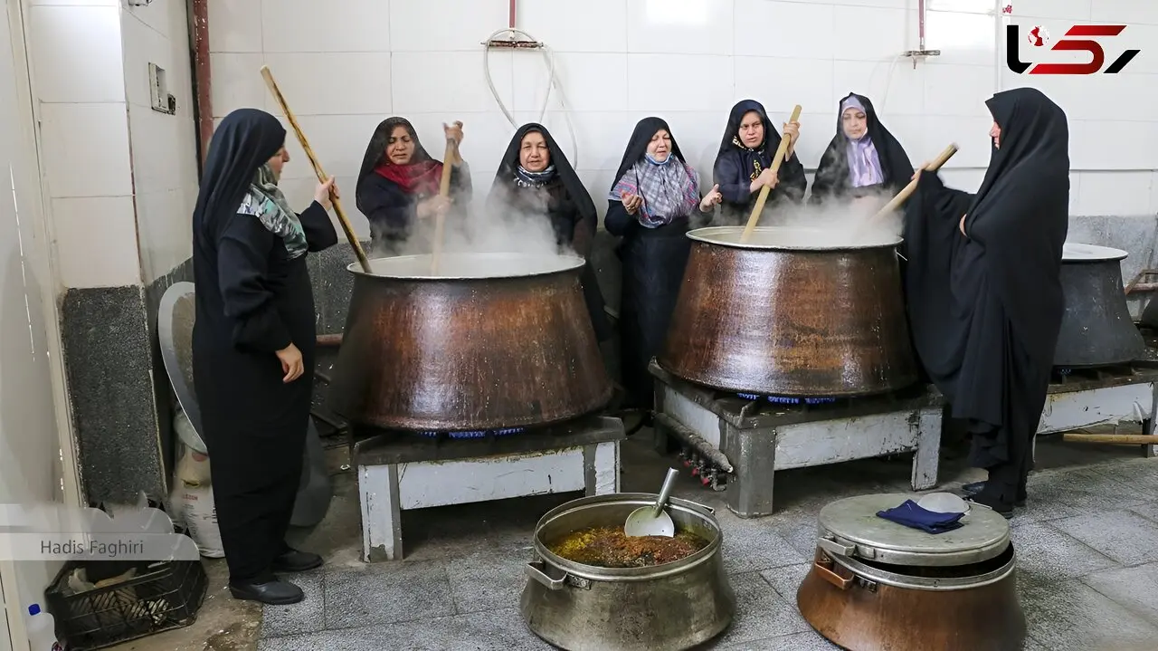 آیین سنتی پخت آش باران در برزک؛ نذر باران برای سرسبزی باغ‌ ها + فیلم