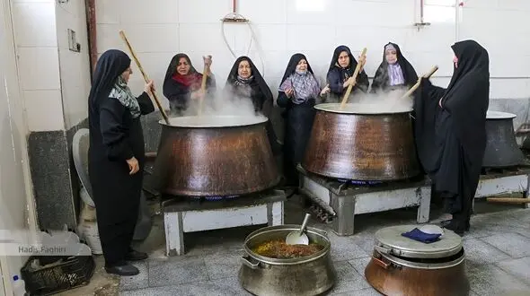 آیین سنتی پخت آش باران در برزک؛ نذر باران برای سرسبزی باغ‌ ها + فیلم