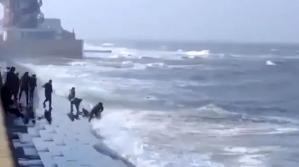 نجات جان چهار انسان با زنجیره انسانی + فیلم