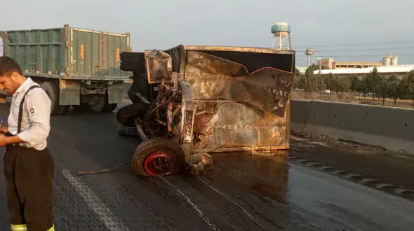 واژگونی کامیون باری منجر به آتش سوزی شد