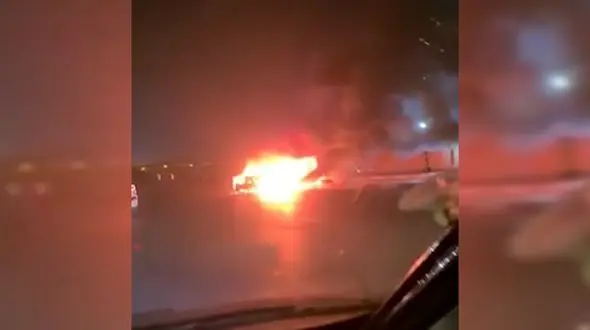 فیلم آتش گرفتن پژو 405 در بلوار ساحلی بندرعباس