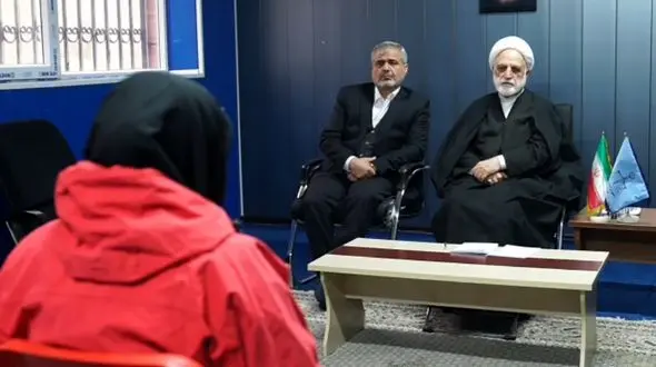 فیلم / این زن تهرانی  از پشت‌بام  خانه شان، بلوک سیمانی روی مردم و ماموران پرتاب می‌کرد