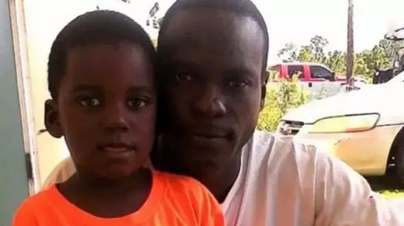 کار عجیب یک پدر برای نجات فرزندش از طوفان دوریان! +عکس