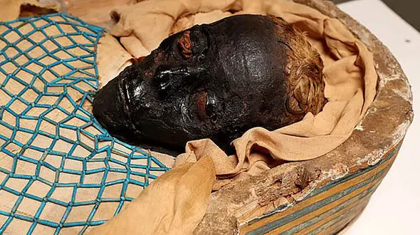 عکس جنازه زن موردعلاقه فرعون پس از 2600 سال /  ضربه تبر به کمر!