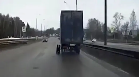 لحظه خطرناک جدا شدن چرخ از کامیون در اتوبان! + فیلم