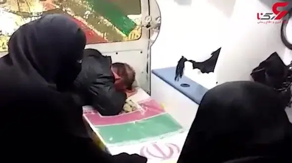 دلتنگی‌های مادر شهید در کنار تابوت همرزم فرزندش +فیلم 