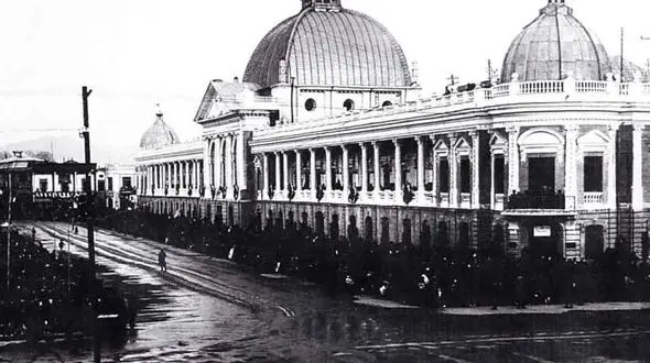 میدان امام خمینی ؛ به تاریخ سفر کنید و عکس قدیمی آن را ببینید