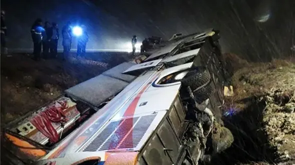 6 کشته و 4 مصدوم در واژگونی مرگبار اتوبوس در جاده اصفهان - کاشان