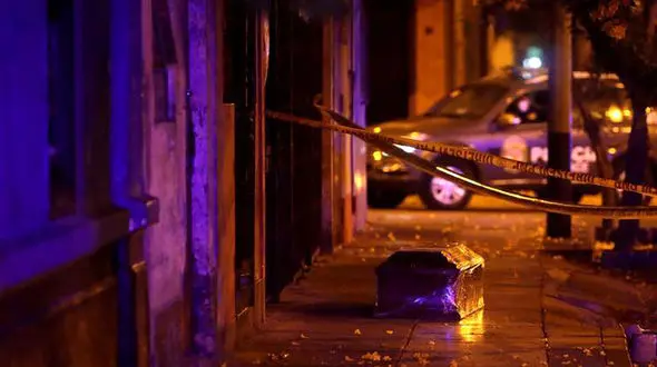 کشف یک تابوت حاوی جنازه در خیابان های کرونایی+عکس