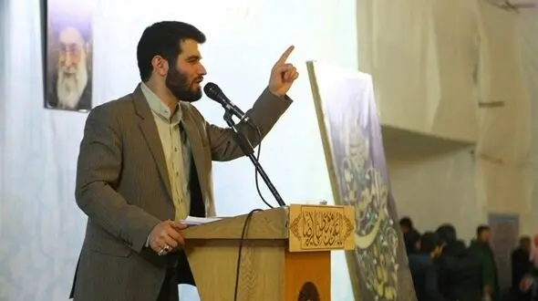  متن شعر مطیعی در نماز عید فطر: «اختلاس» آمده، «اخلاص» فراموش شده؛ ای‌نشسته صف اول! به عدالت برخیز 