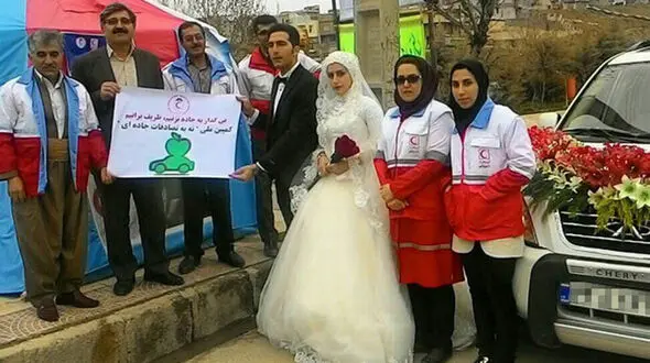 ابتکار جالب 2 نجاتگر کردستانی در لباس عروس و داماد