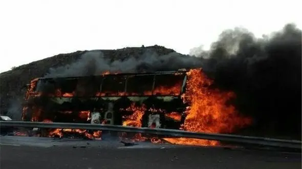  بی‌احتیاطی راننده اتوبوس دلیل تصادف خونین در محور کاشان- نطنز 