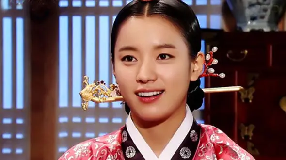 تازه‌ترین عکس‌های شخصی «دونگ‌یی» با یک تیپ متفاوت