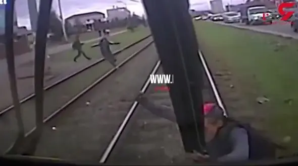 نجات معجزه آسای پسربچه از زیر ریل های قطار + فیلم