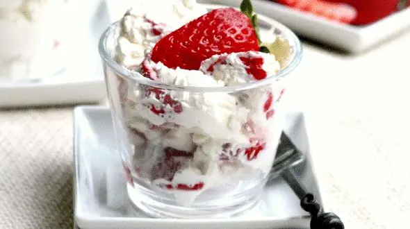 تهیه دسر توت فرنگی با بیسکوئیت