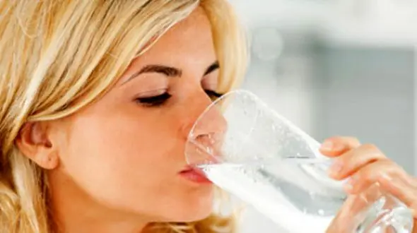 چگونه بیماری‌ های پنهان به بدن کم‌ آبی می‌رساند؟