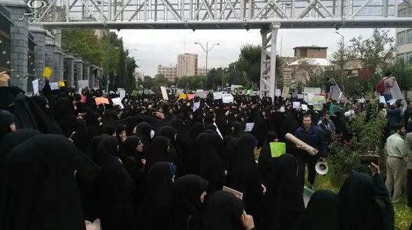 تجمع دانشجویان در اعتراض به تصویب CFT مقابل مجلس