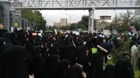 تجمع دانشجویان در اعتراض به تصویب CFT مقابل مجلس