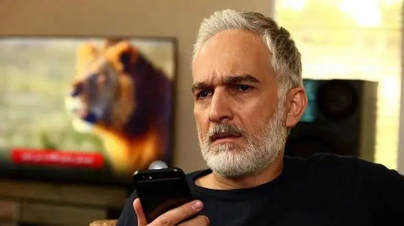 فیلم / بیژن بنفشه خواه: داداشم به جای من رفت امتحان داد درسش خوب بود حتی یکیش هم تک ماده شدم/ امیرحسین قیاسی: آره بابات پر و بالت رو گرفت و تو دانشگاه برات نمره میگرفت