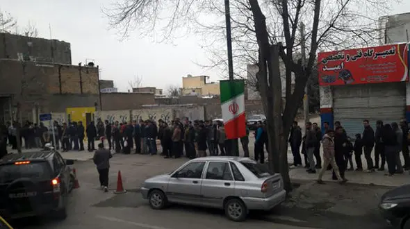 صف ۱۵۰متری برای دیدن رقابت جام جهانی کشتی در کرمانشاه+عکس