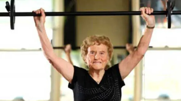 قدرت حیرت انگیز این پیرزن 90 ساله +عکس