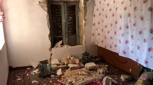 فیلم سقوط سنگ بزرگ روی یک خانه در زلزله قوچان 